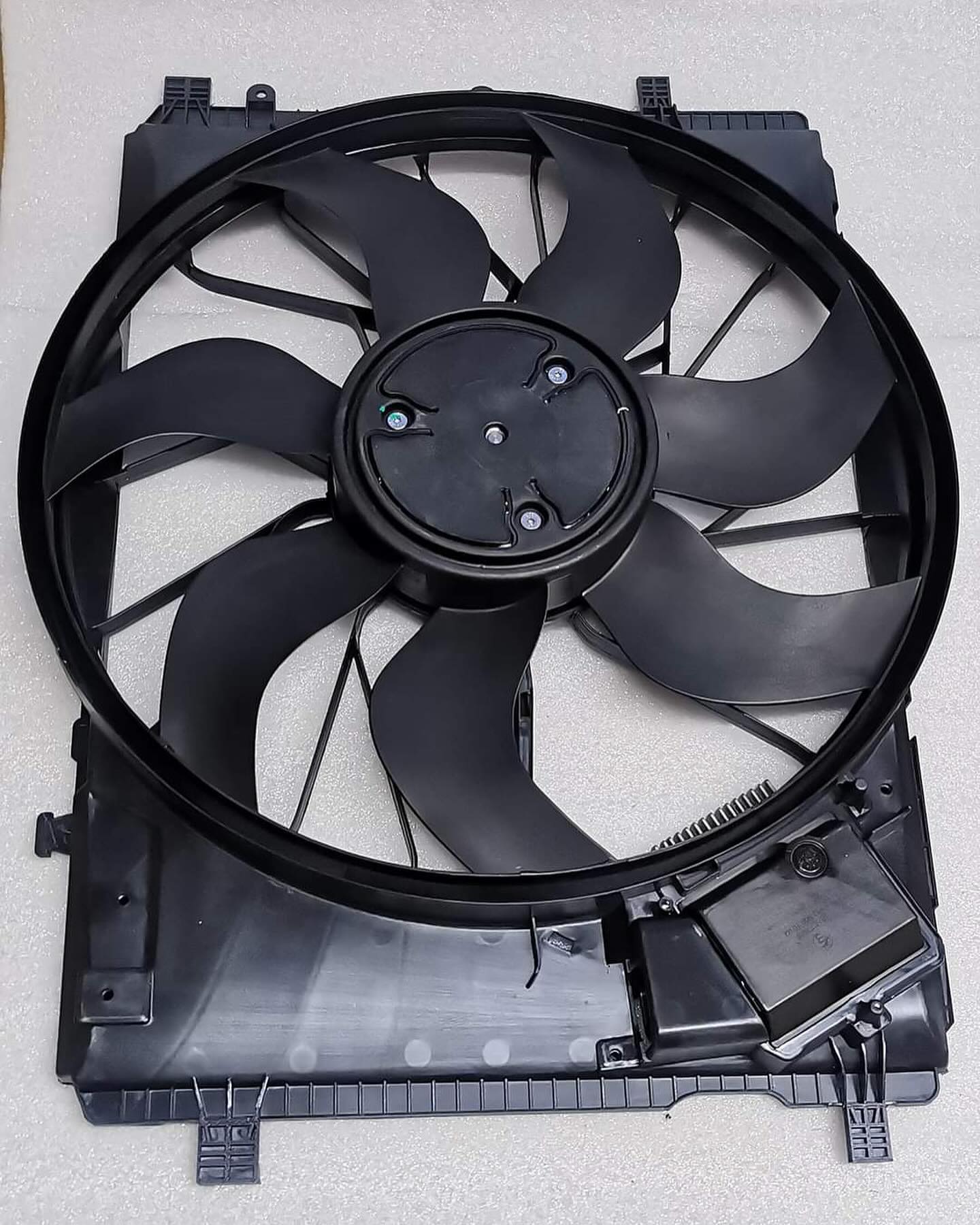 MERCEDES BENZ W212 E63 AMG C63 RADIATOR COOLING FAN ASSEMBLY OEM - Private Seller