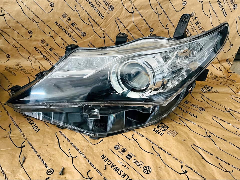 Toyota Auris headlight - Private Seller Toyota Auris headlight - Private Seller