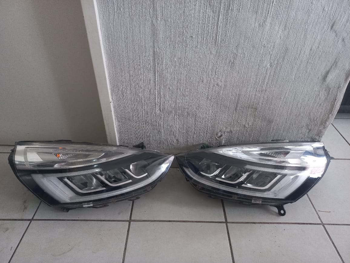 Clio 4 Led Headlight L&R Side. At Sema Spare Centre - Private Seller
