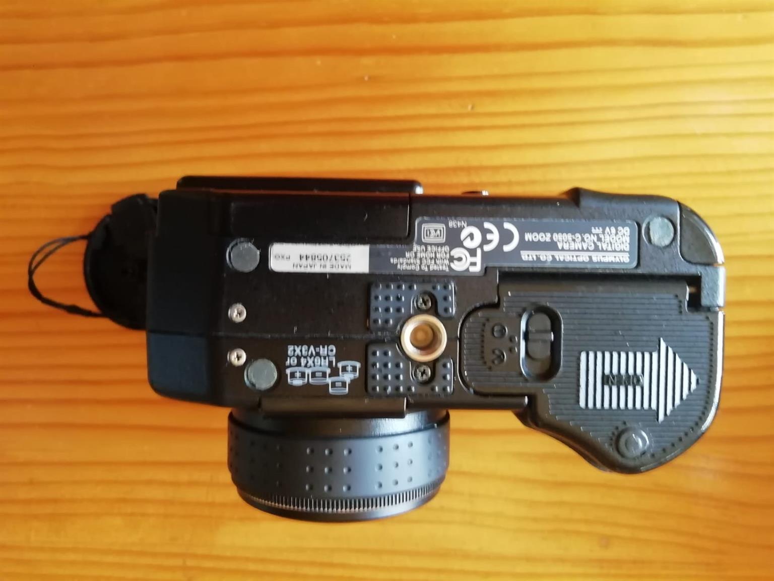 Olympus Camedia Digital Camera C5050 5 MP = Battery Cover doesn't work/close