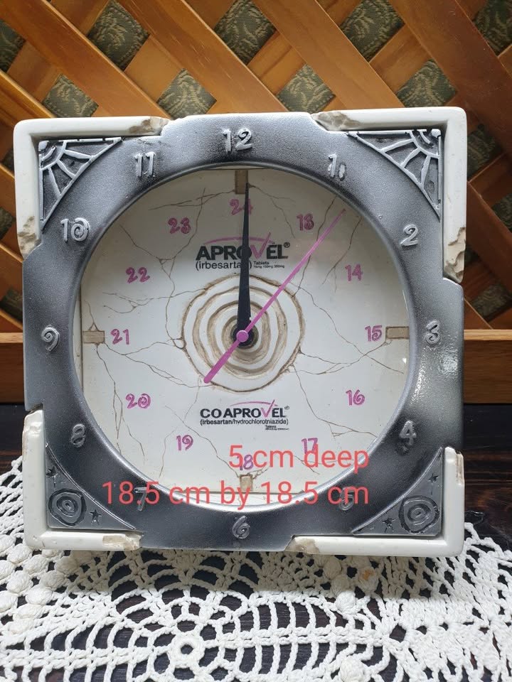 Beautiful ceramic clock. C81