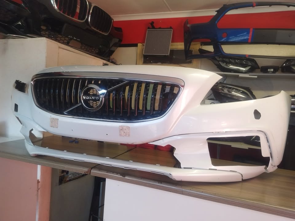 2019 VOLVO V40 FRONT BUMPER WITH MAIN GRILL FOR SALE IN A GOOD CONDITION - Private Seller