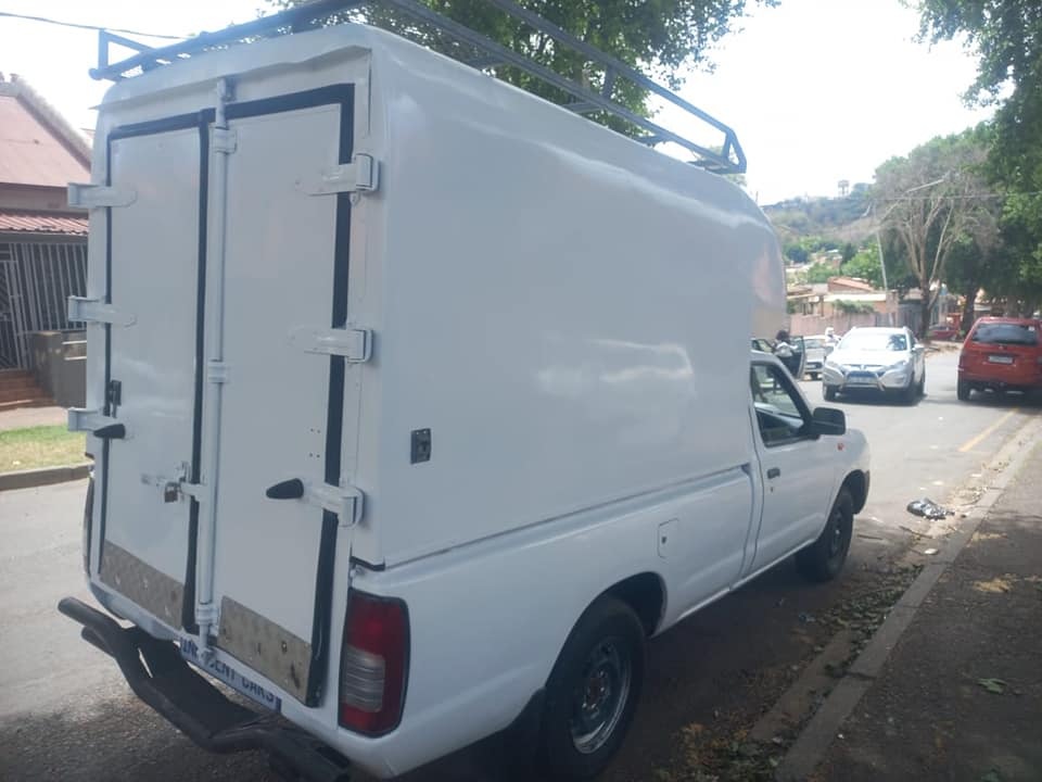 2018 NISSAN NP300 DIESEL, HARDBODY S/C CANOPY, MANUAL, WHITE COLOR, 104000KMS,