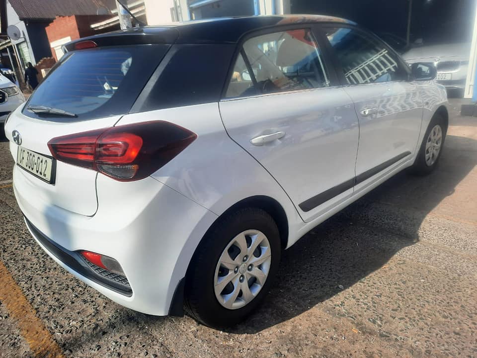 2019 Hyundai i20 1.2 fluid with a Nice interior seat and Service book