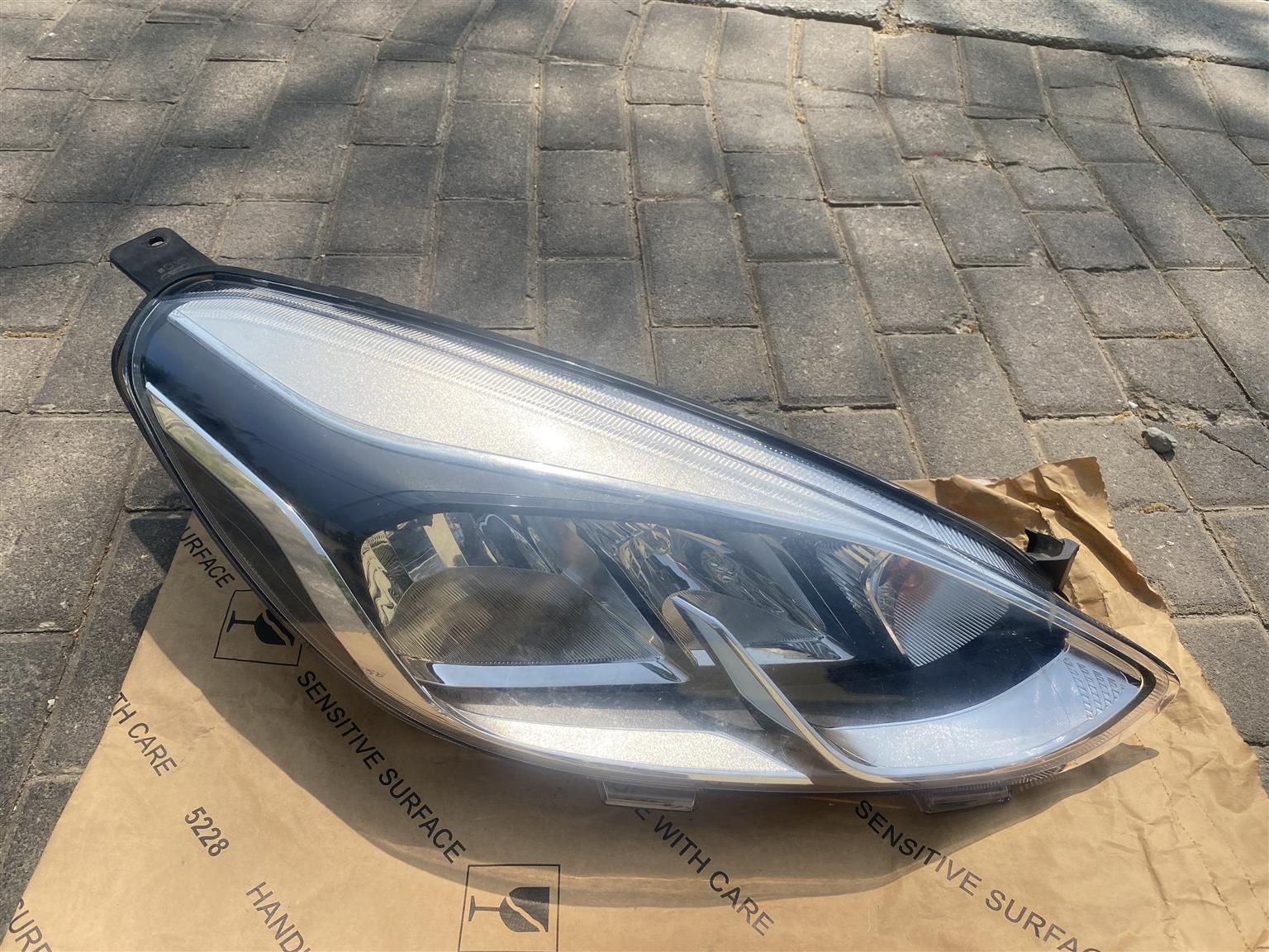 2020 FORD FIESTA HEADLIGHT RIGHT SIDE FOR SALE. IN EXCELLENT CONDITION - Private Seller 2020 FORD FIESTA HEADLIGHT RIGHT SIDE FOR SALE. IN EXCELLENT CONDITION - Private Seller