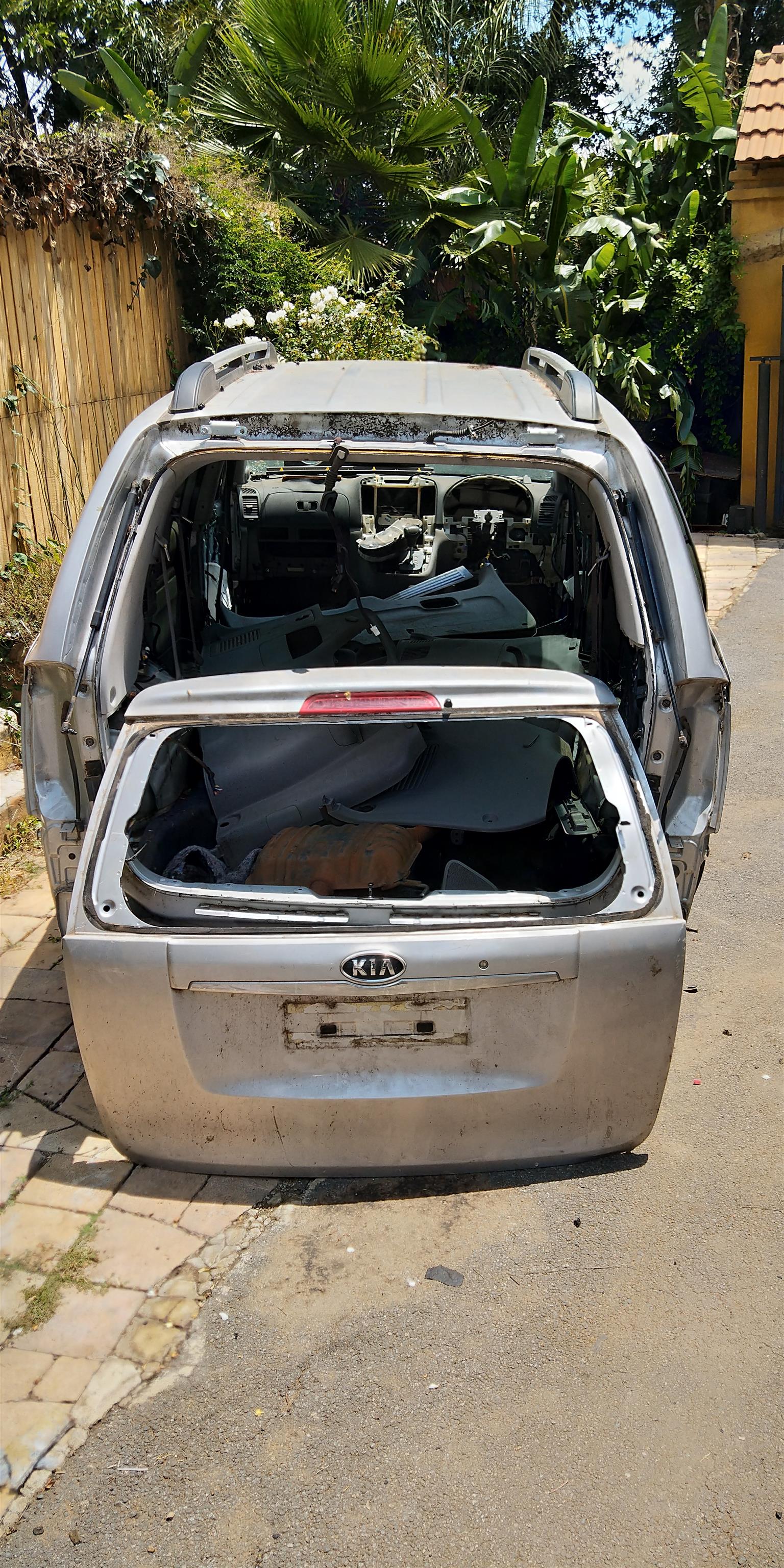 Kia Sedona / Carnival Stripping For Spares