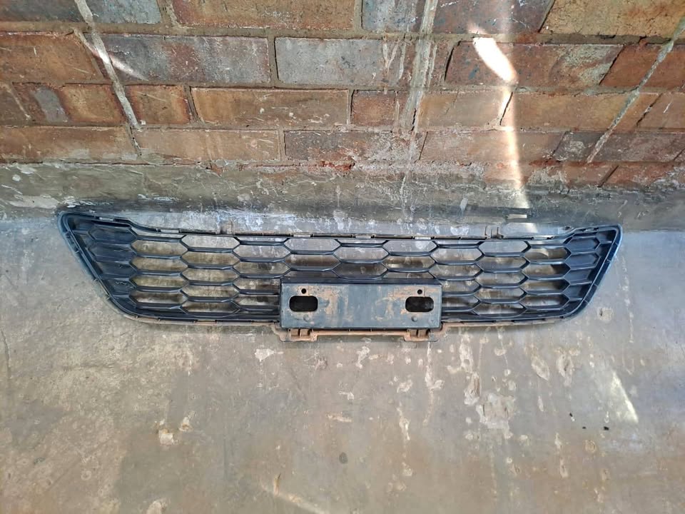 Toyota Hilux Down Front Bumper Grille - Private Seller Toyota Hilux Down Front Bumper Grille - Private Seller