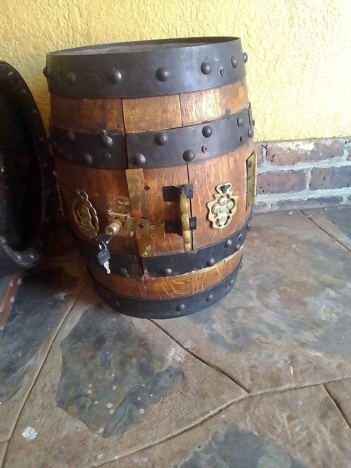 Keg Barrel rustic antique for your collection – lockable storage space – authenticated SA brewery