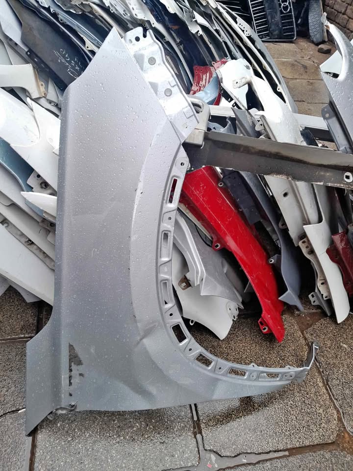 CHERRY TIGO 4PRO FENDER RIGHTSIDE - Private Seller CHERRY TIGO 4PRO FENDER RIGHTSIDE - Private Seller
