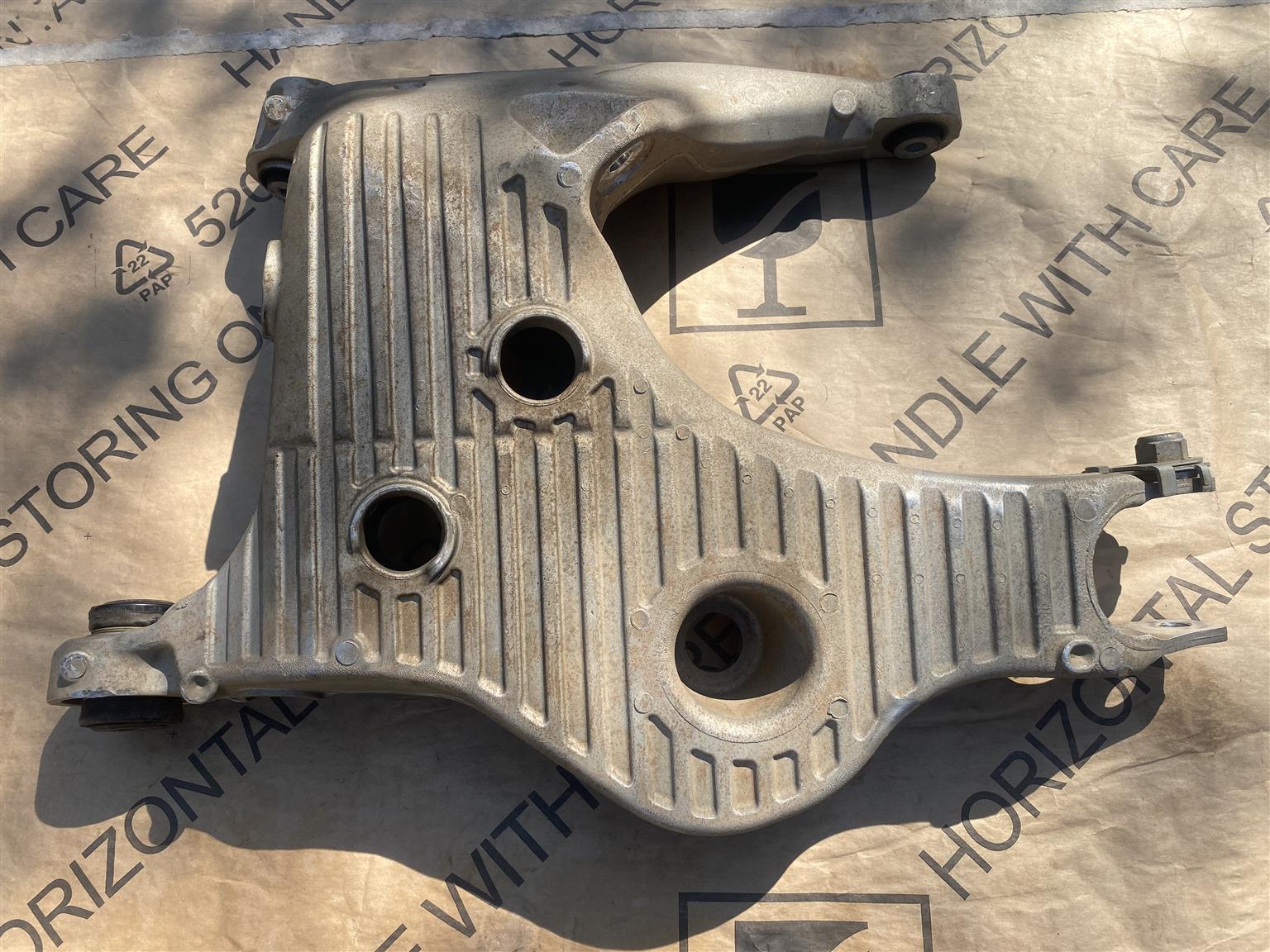 2023 LAND ROVER DEFENDER LEFT REAR CONTROL ARM FOR SALE. IN PRISTINE CONDITION
