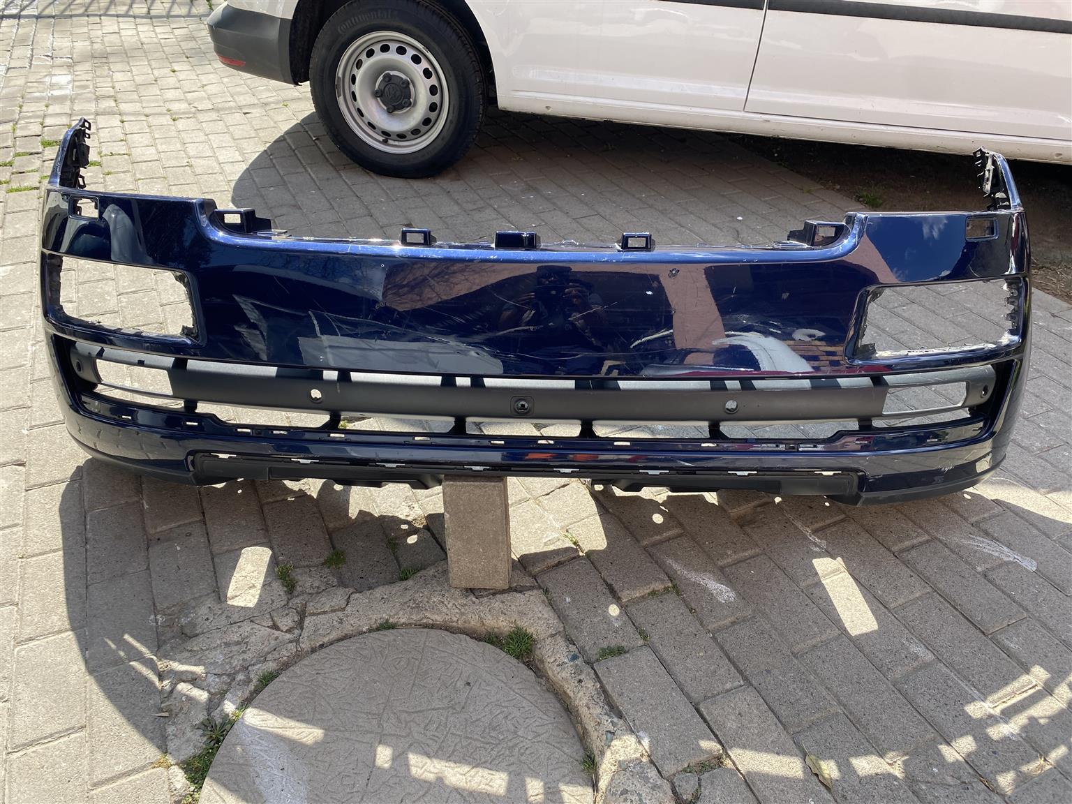 2017 RANGE ROVER VOGUE FRONT BUMPER FOR SALE. IN PRISTINE CONDITION