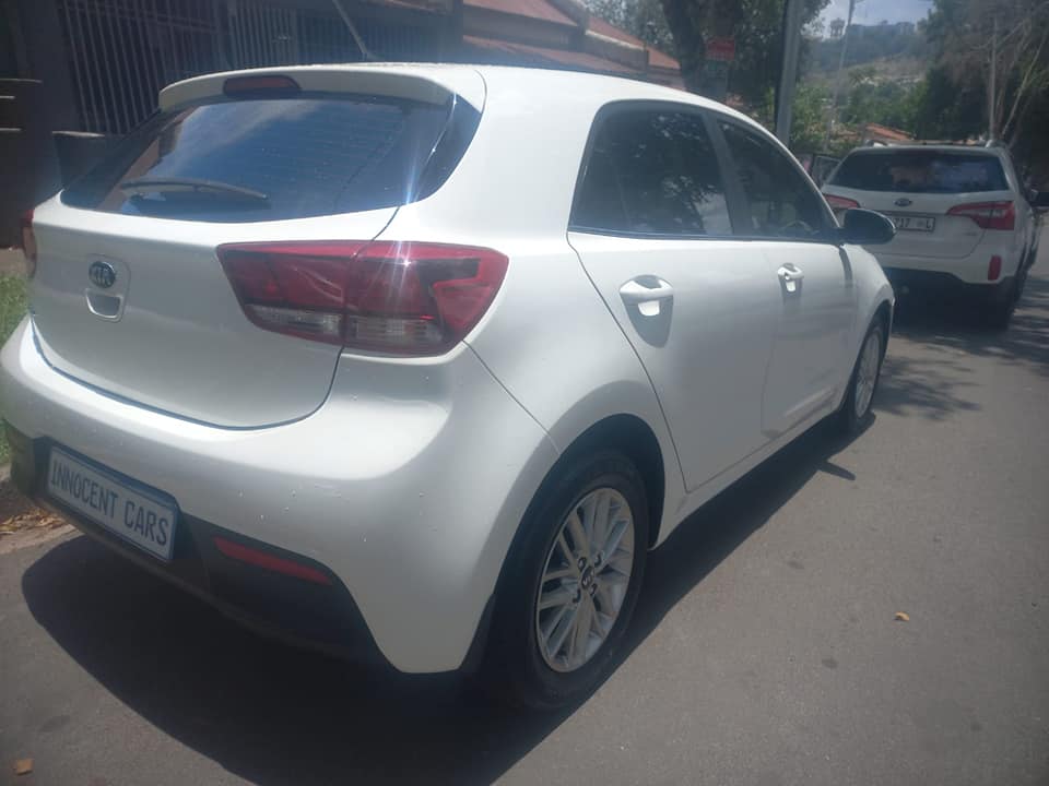 2018 KIA RIO 1.4 PETROL, AUTOMATIC, WHITE COLOR, MILEAGE 73000KMS. SERVICE BOOK.