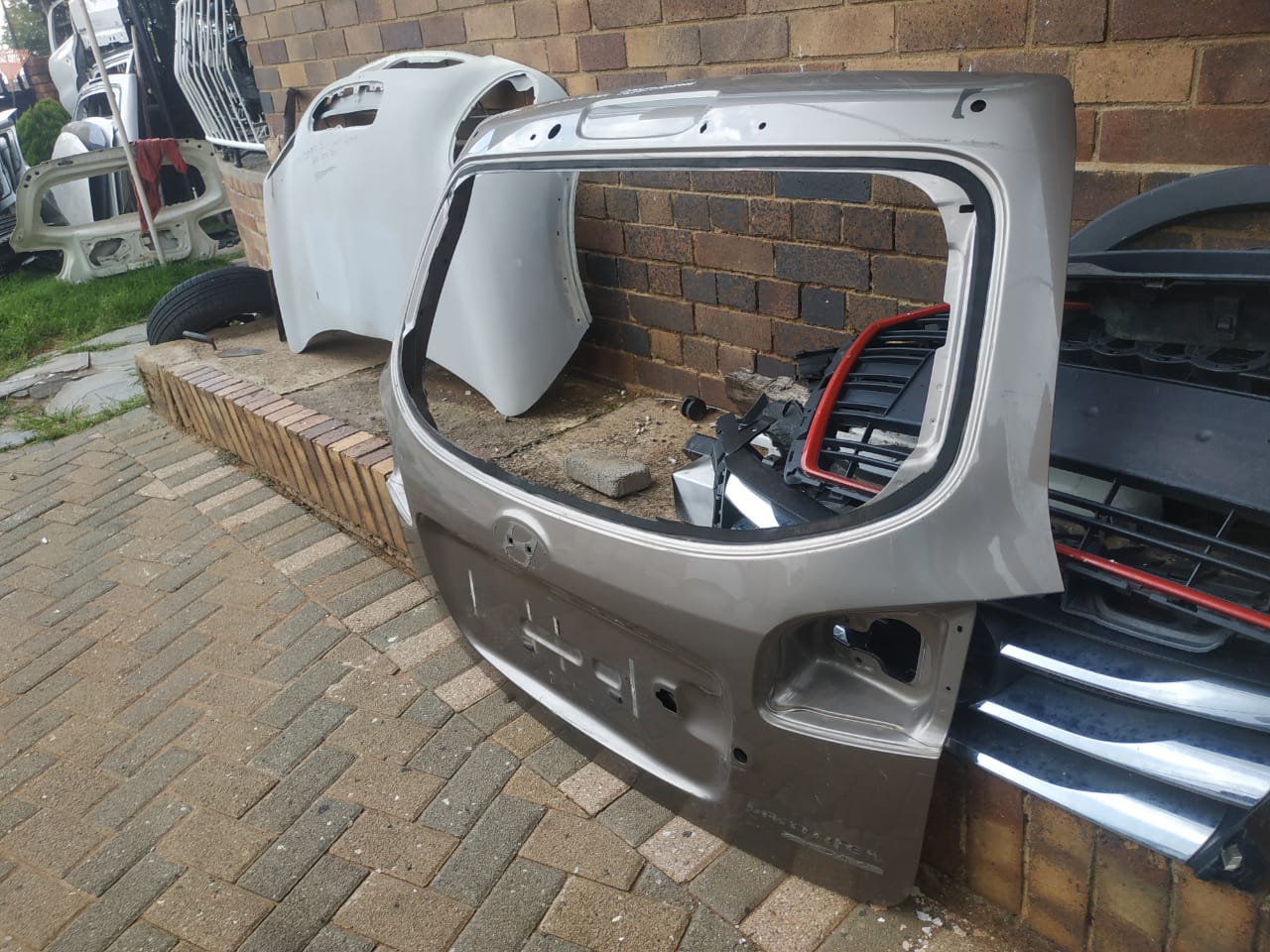 Hyundai Santa Fe tailgate / tail gate shell | Junk Mail Marketplace