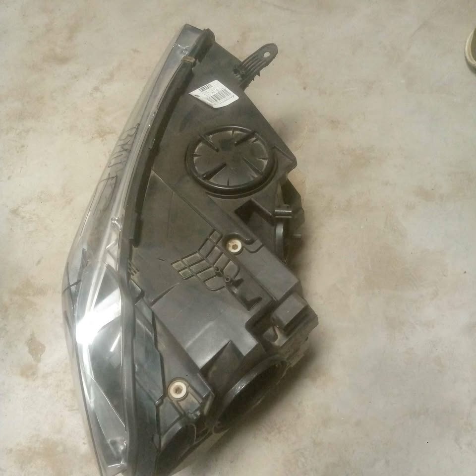BMW X6 HEAD LIGHT LEFT SIDE - Private Seller BMW X6 HEAD LIGHT LEFT SIDE - Private Seller