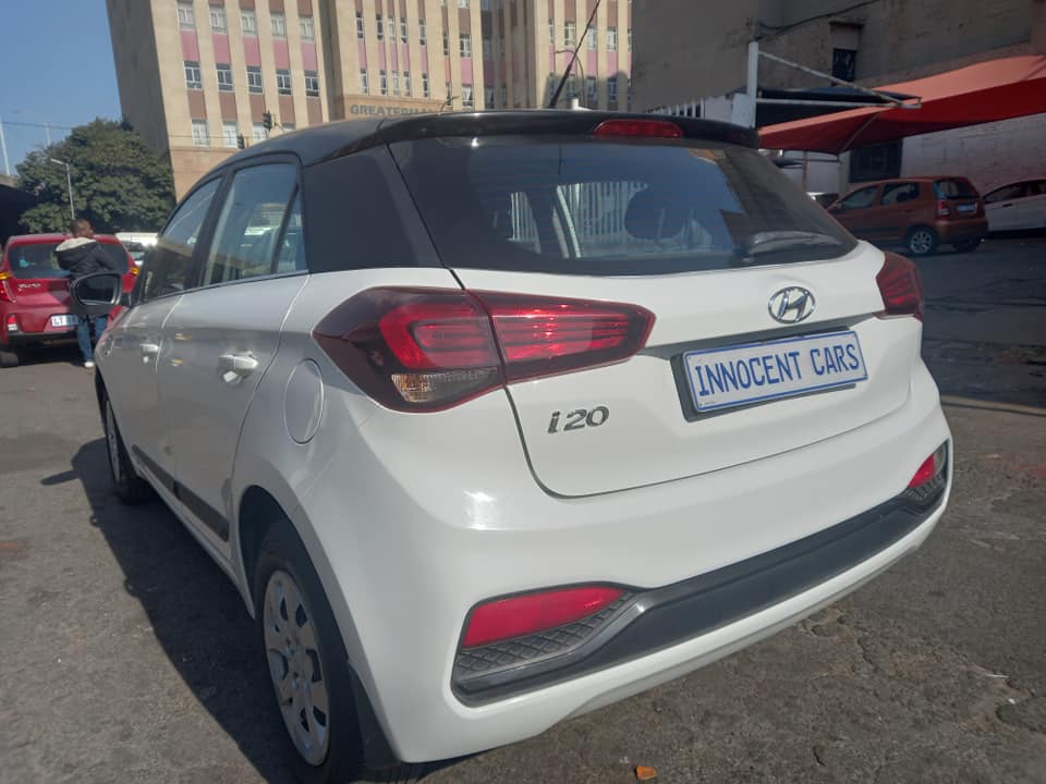 2020 HYUNDAI i20 1.2 PETROL ENGINE,  MANUAL TRANSMISSION, WHITE COLOUR, MILEAGE 66000KM