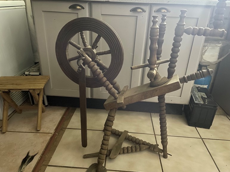 Antiques Spinning wheel Antiques Spinning wheel