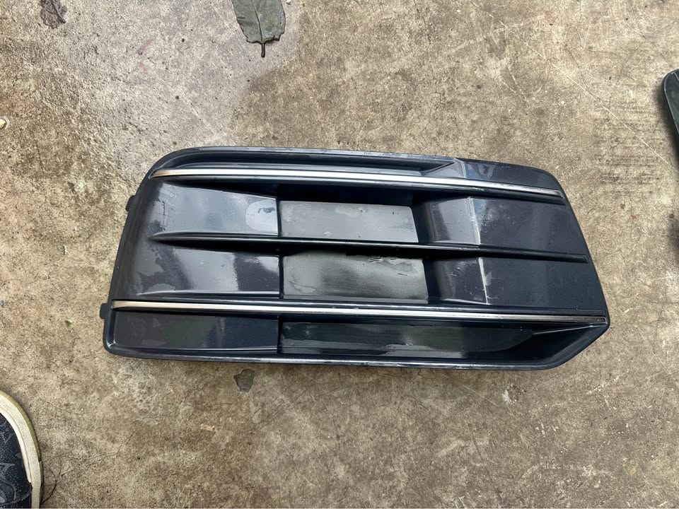 Audi Q5 right side foglight cover - Private Seller Audi Q5 right side foglight cover - Private Seller
