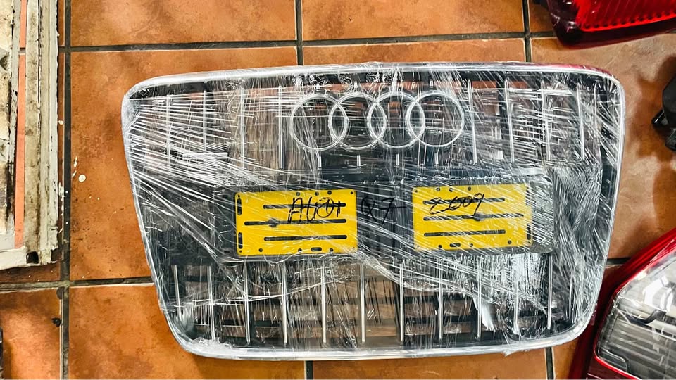 AUDI Q7 grill 2009 - Private Seller AUDI Q7 grill 2009 - Private Seller