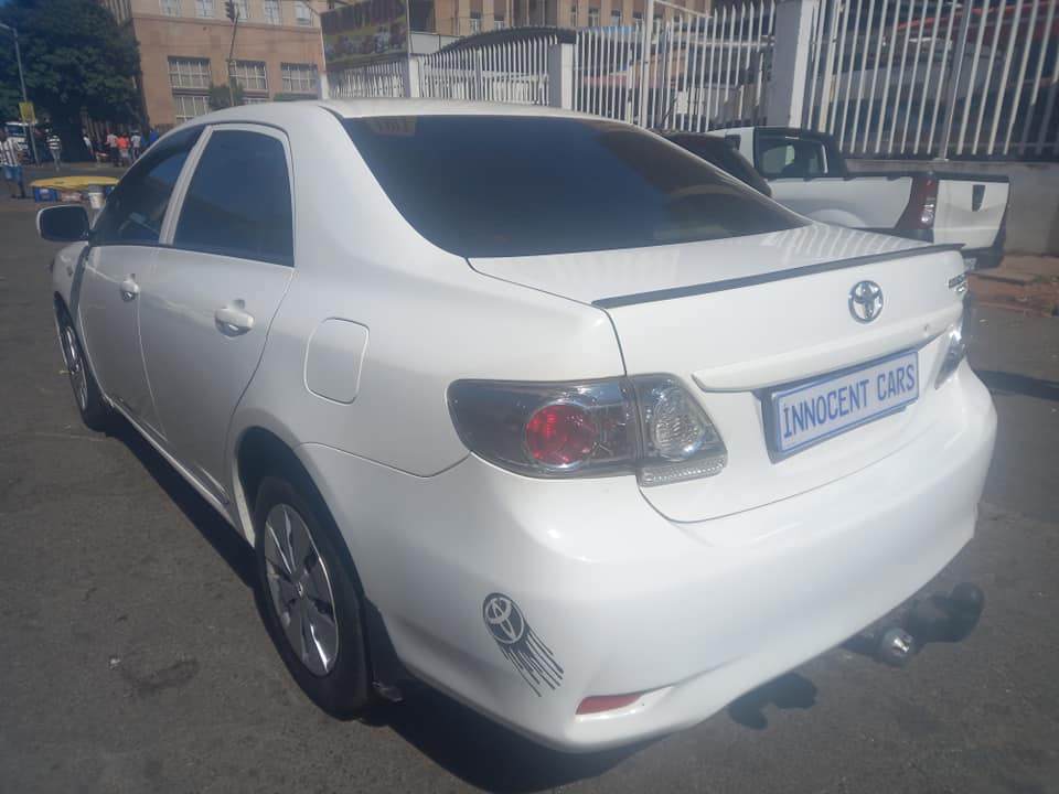 2018 TOYOTA COROLLA QUEST SEDAN 1.6 PETROL, MANUAL TRANSMISSION, WHITE COLOUR, 67000KM