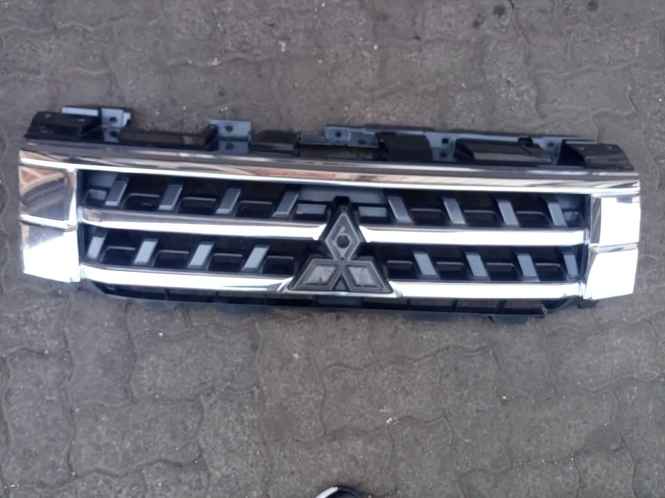 Mitsubishi Pajero grill - Private Seller Mitsubishi Pajero grill - Private Seller