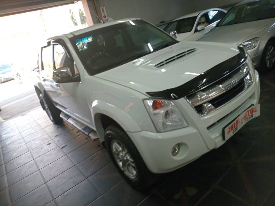 2012 Isuzu KB300 LX Double-Cab 4x2 White, Manual, Sparekey, service book 123000km