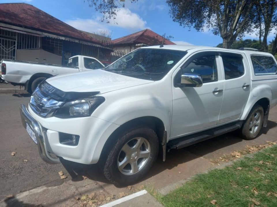 2013 Isuzu KB300 DTEQ DIESEL,  DOUBLE CAB BAKKIE, MANUEL, WHITE