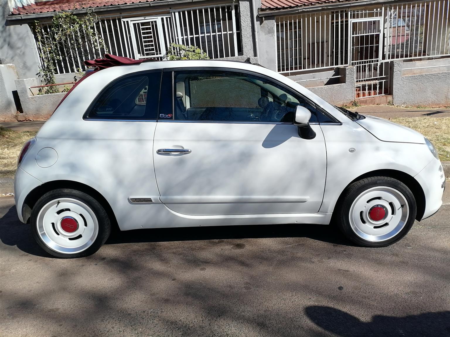 2015 FIAT 500C SPORT CONVERTIBLE WITH REVERSE SENSORS IN EXCELLENT CONDITION