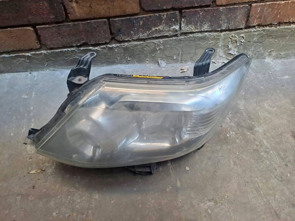 2011 - 2015 TOYOTA FORTUNER HEADLIGHT LEFT HAND SIDE R10 - Private Seller 2011 - 2015 TOYOTA FORTUNER HEADLIGHT LEFT HAND SIDE R10 - Private Seller