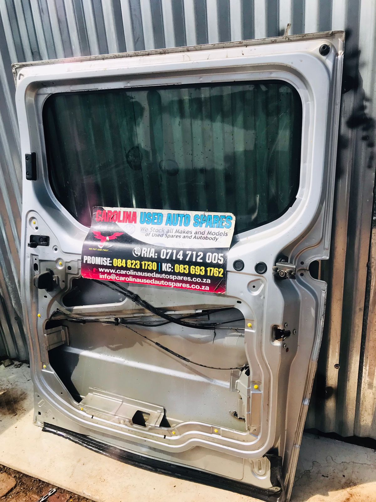 Renault Trafic/ Vivaro right side sliding door with glass - Private Seller Renault Trafic/ Vivaro right side sliding door with glass - Private Seller