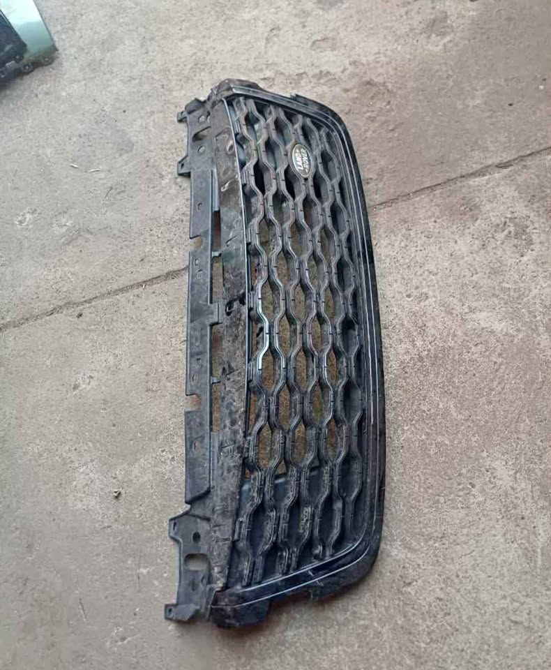 Land Rover Main Grill - Private Seller Land Rover Main Grill - Private Seller