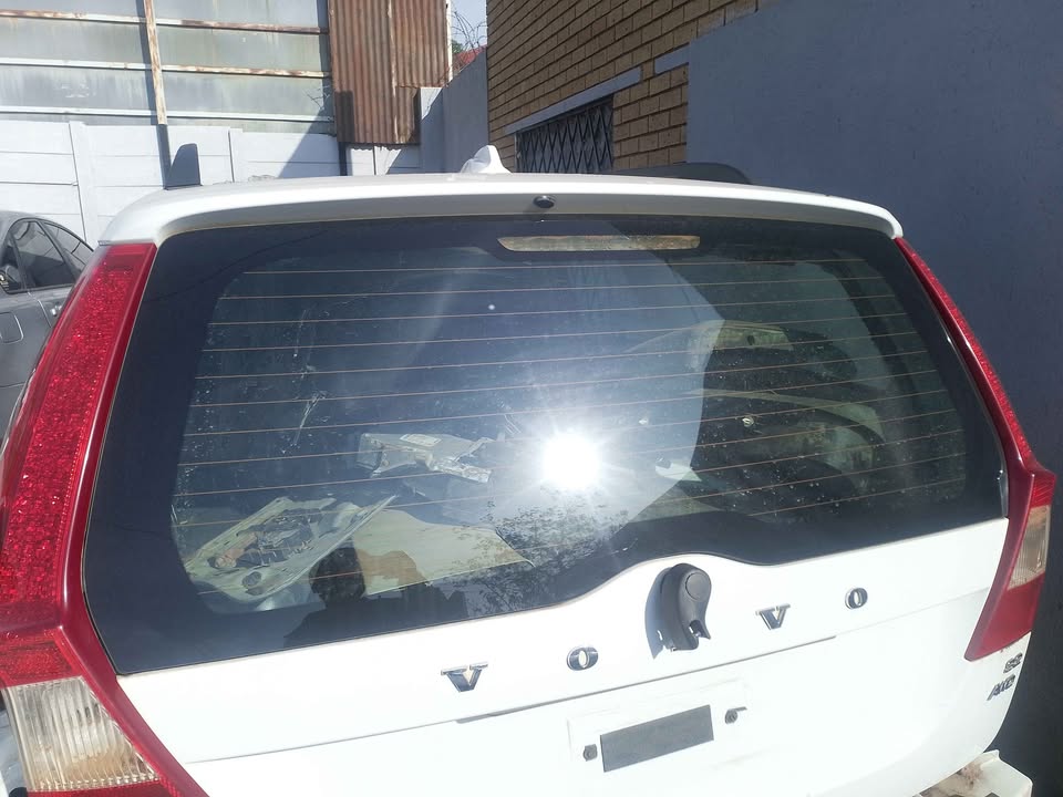 VOLVO XC70 2010 TAILGATE GLASS FOR SALE - Private Seller
