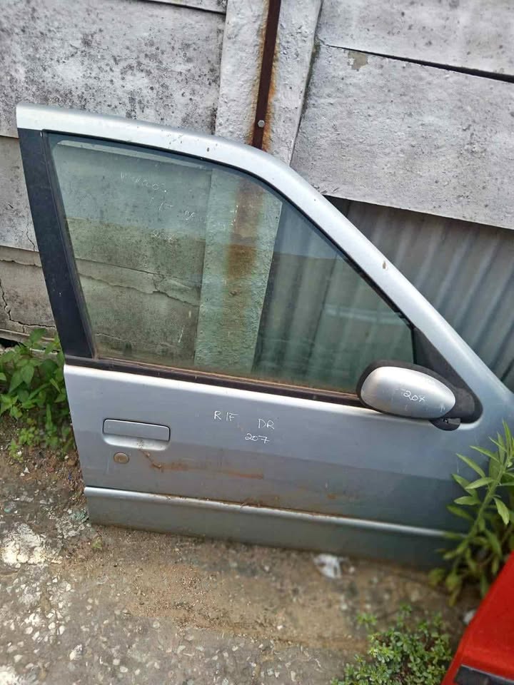 Peugeot 207 right front door - Private Seller Peugeot 207 right front door - Private Seller