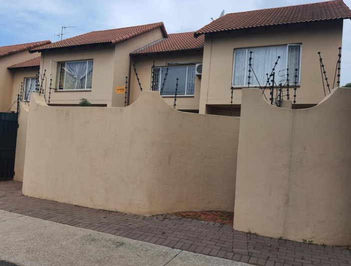 Stunning 2 Bedroom duplex for sale in Pretoria Gardens Junk Mail