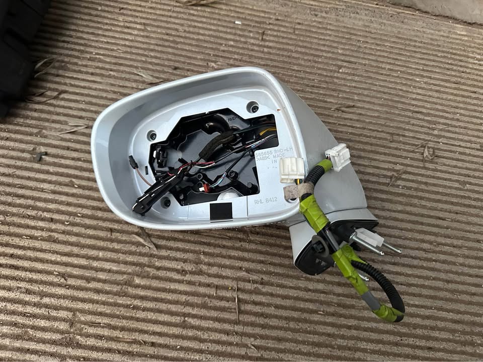 Lexus is 250 left side mirror - Private Seller