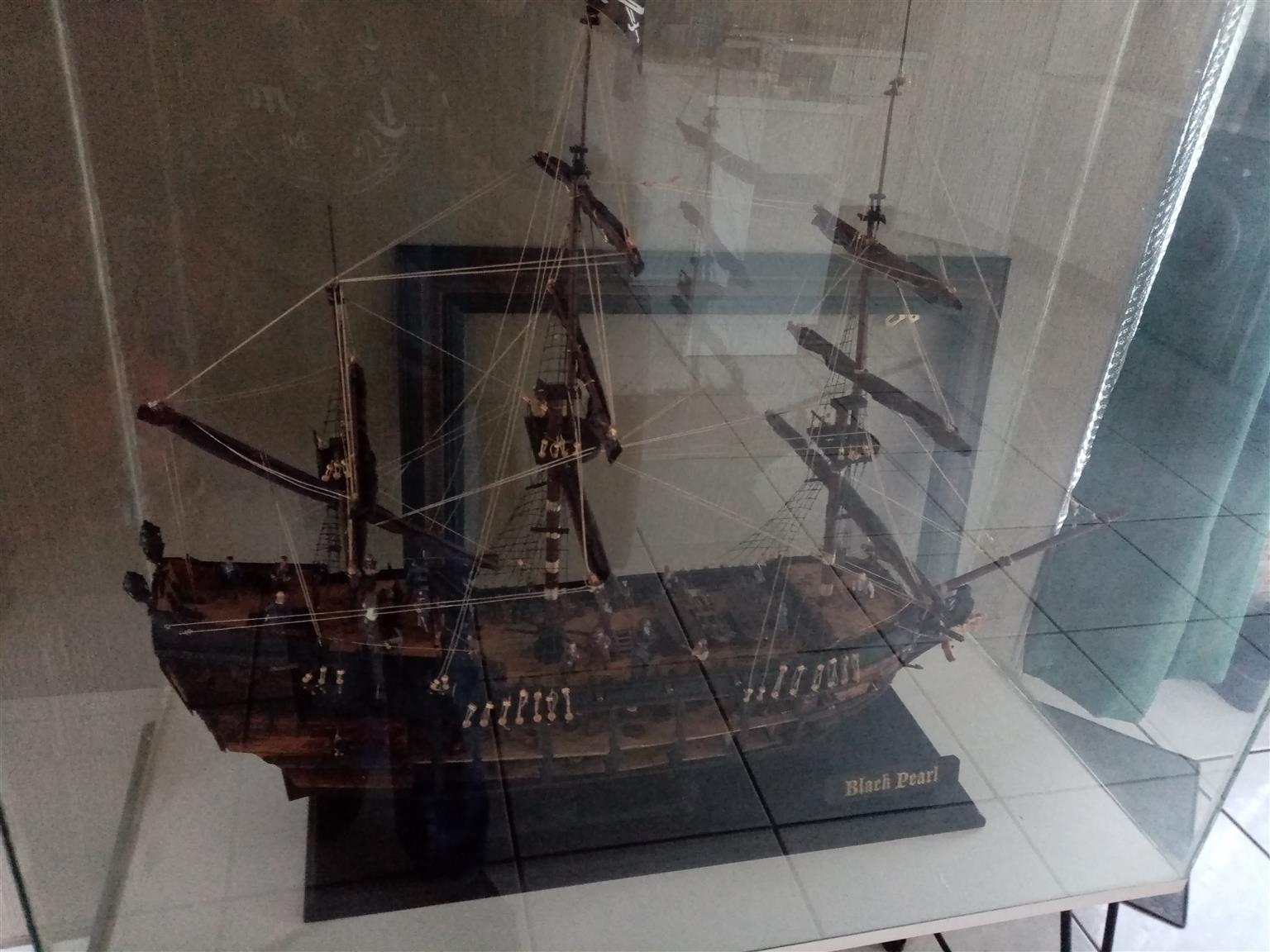 Pirate of the Caribbean black pearl wooden ship 