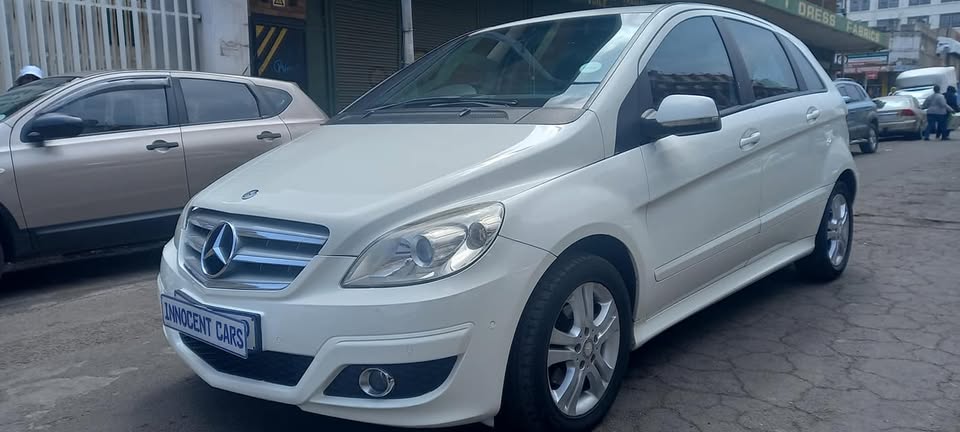 2010 MERCEDES-BENZ B180 PETROL AUTOMATIC TRANSMISSION, WHITE COLOUR