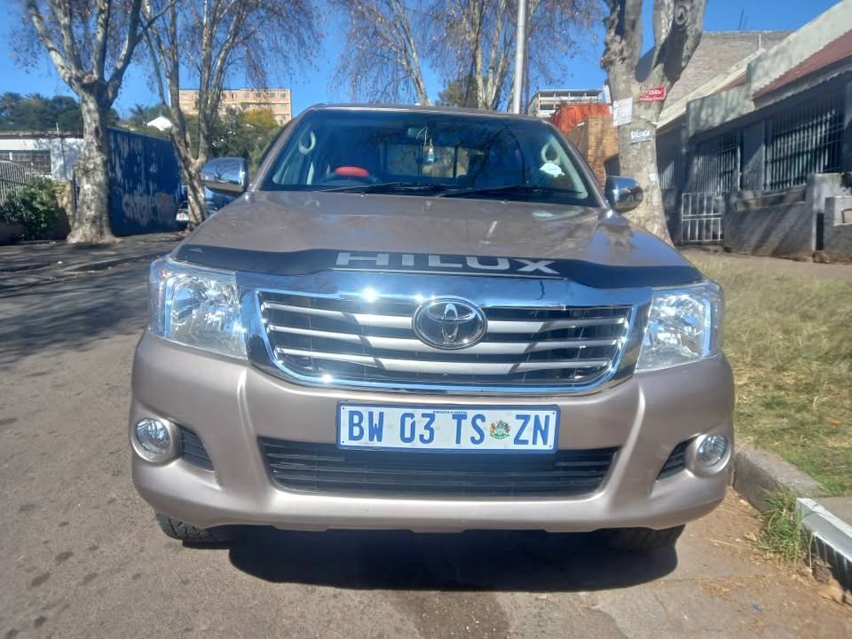 2010 Toyota Hilux Double Cab 2.5 D4D Diesel, Manual, Brown, 99000kms Spare key