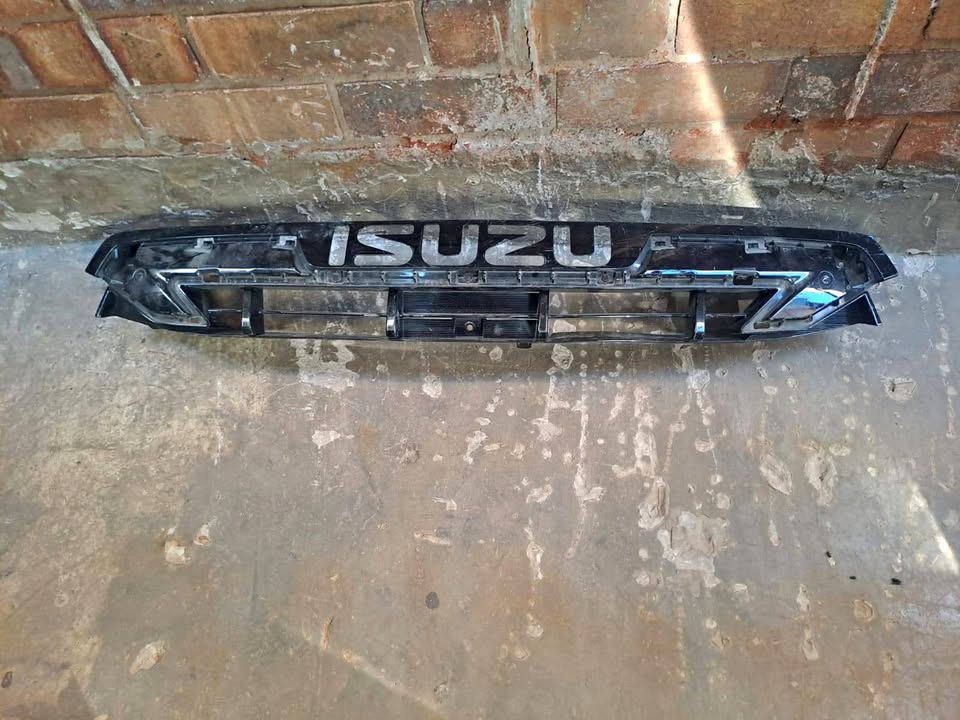 2017 - 2019 ISUZU D-MAX FRONT GRILLE - Private Seller 2017 - 2019 ISUZU D-MAX FRONT GRILLE - Private Seller