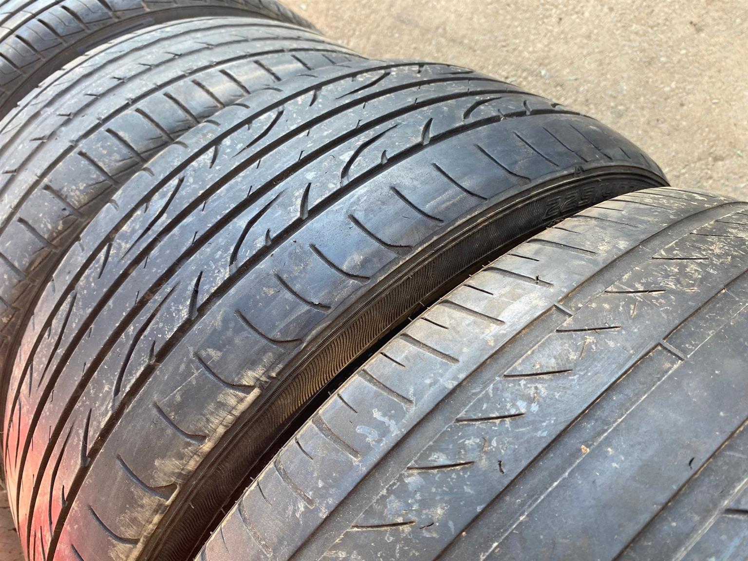 Tyres 225x40x18