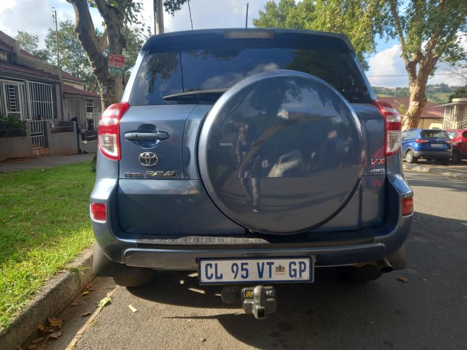 2010 TOYOTA RAV4 2.0 D4D Diesel, Manual. . Leather seats. Call Innocent . Blue Color,