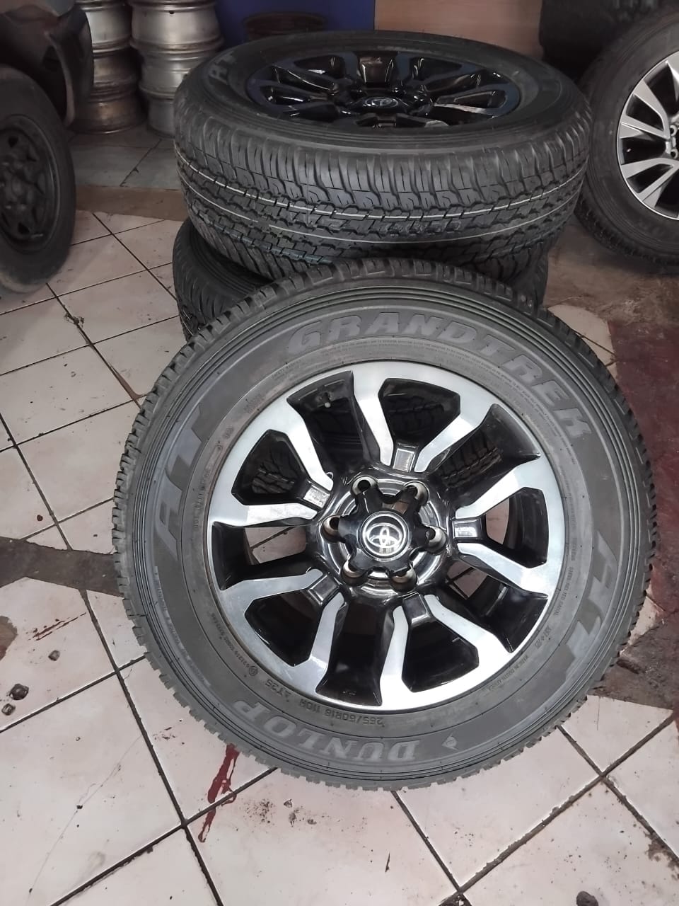 DUNLOP 265/60 R18 - Private Seller DUNLOP 265/60 R18 - Private Seller