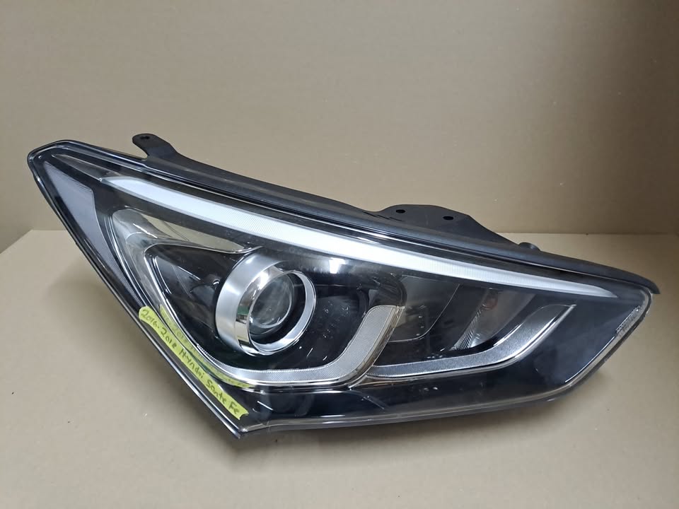 Hyundai Sante Fe RHS LED Xenon Headlight (2016 - 2018) - Private Seller Hyundai Sante Fe RHS LED Xenon Headlight (2016 - 2018) - Private Seller