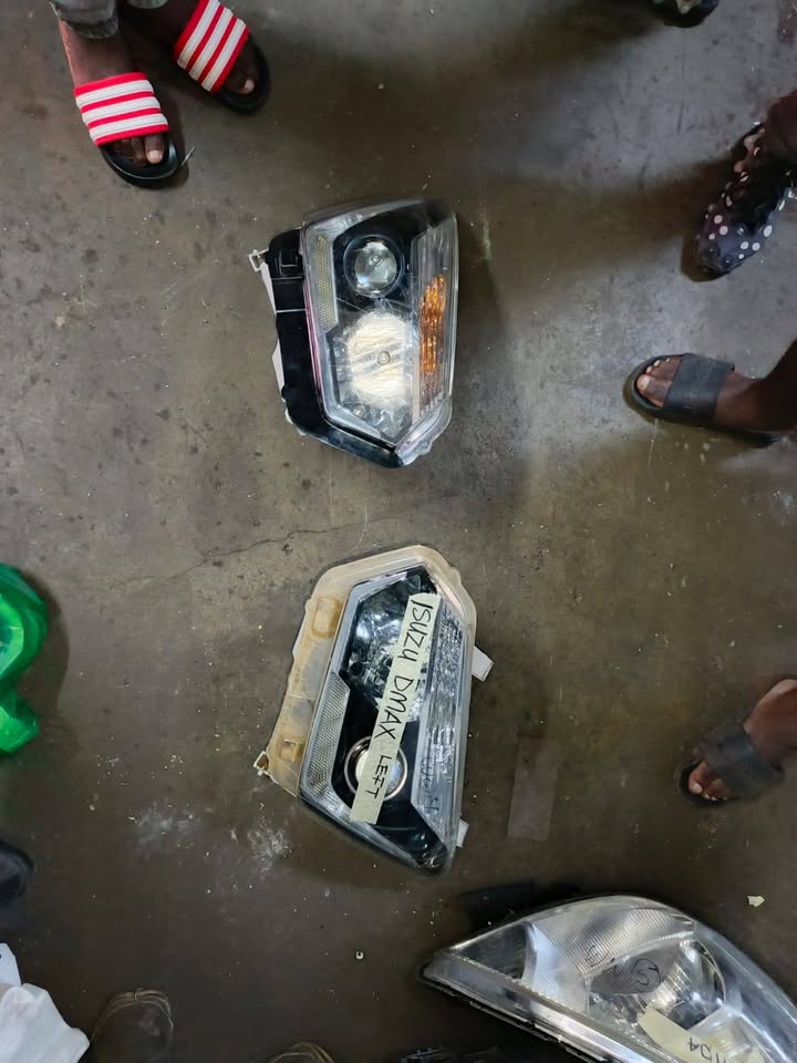 Isuzu D-Max Right and left Headlight - Private Seller Isuzu D-Max Right and left Headlight - Private Seller