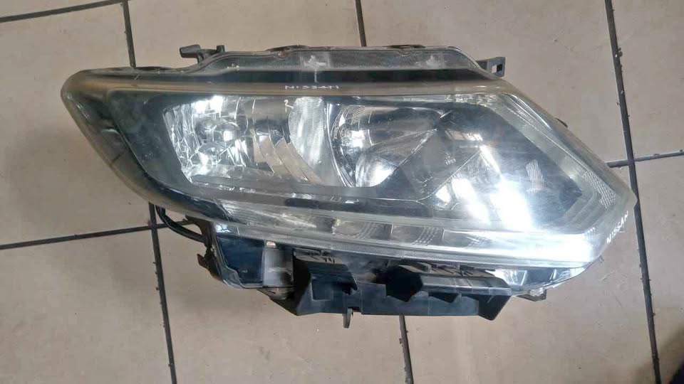 Nissan xtrail 2015 rhs headlight selling for r3750 - Private Seller Nissan xtrail 2015 rhs headlight selling for r3750 - Private Seller