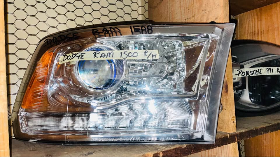 Dodge Ram 1500 headlight 2013/18 - Private Seller