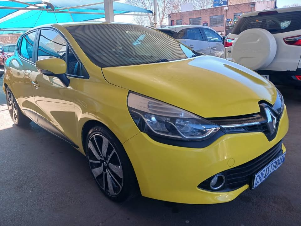 2015 model Renault Clio hatchback Manuel Transmission petrol 900T engine capacity mileage 92000km