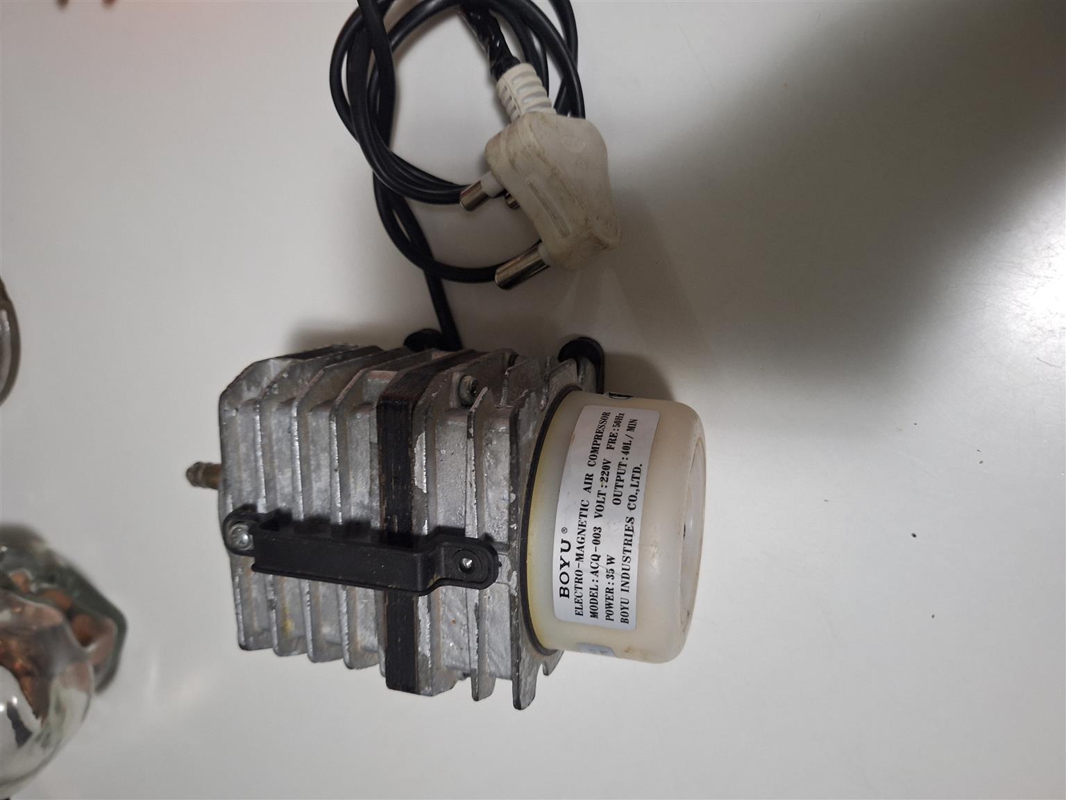 BOYU FLECTRO-MAGNETIC AIR COMPRESSOR WODEL: ACQ-003 VOLT:220V FRE:50H2 POWER :35