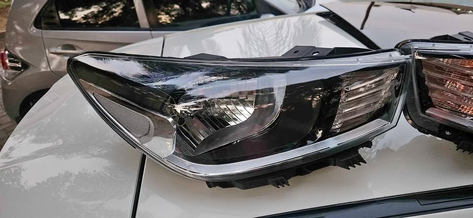 Kia rio new shape headlight super clean - Private Seller Kia rio new shape headlight super clean - Private Seller