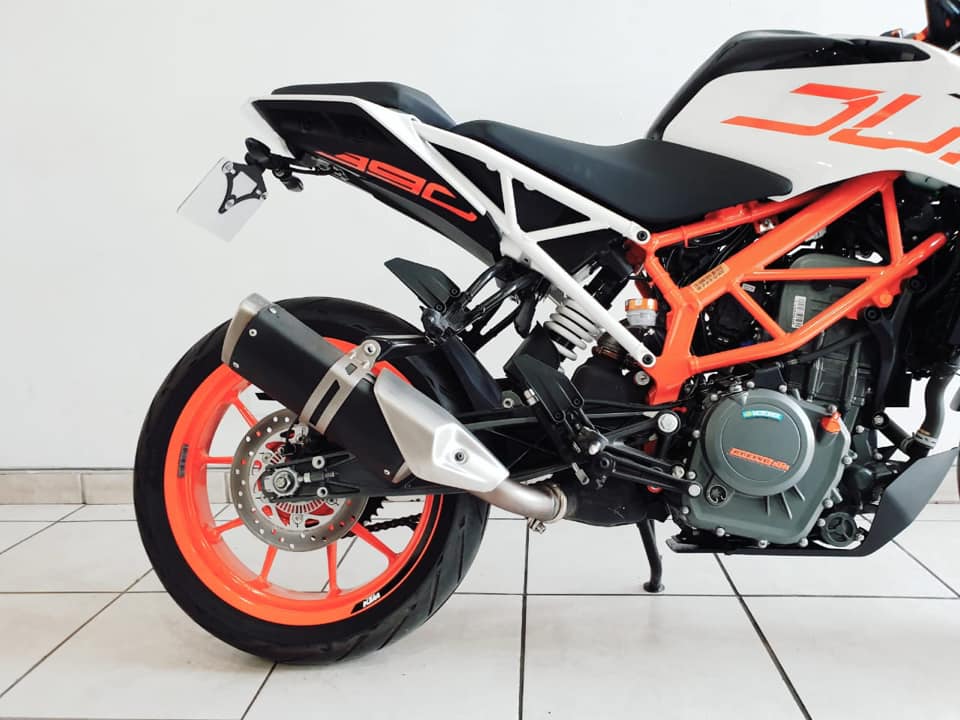 LIKE NEW KTM 390 DUKE - Private Seller LIKE NEW KTM 390 DUKE - Private Seller