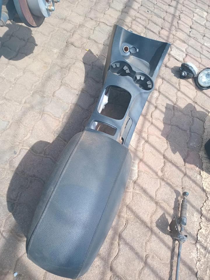 2010 Kia Sportage Dashboard Centre Console And Auto Gearlever With Cabels For Sale - Private Seller